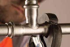 The main difference between stainless steel compression fittings and traditional methods